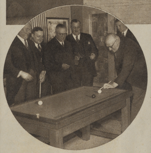 300436 Afbeelding van de heer Jos ten Berge (rechts, voorzitter van de U.H.V.) tijdens een potje biljart bij de opening ...